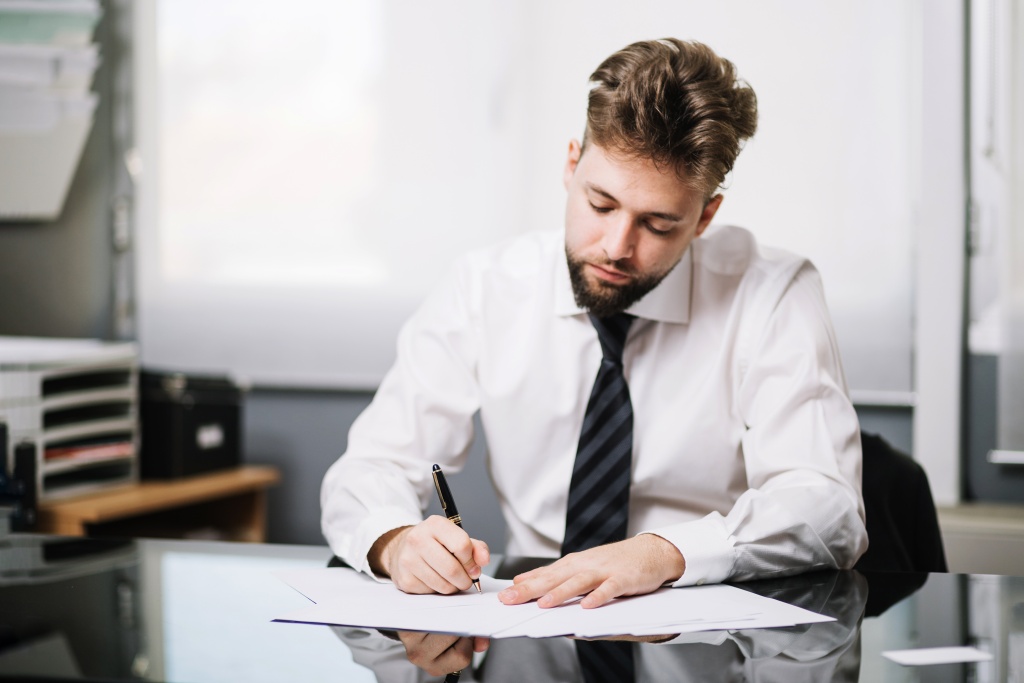 man-sitting-writing-office.jpg сотрудник