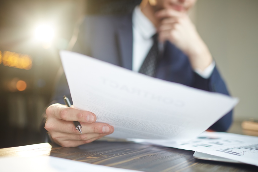 business-analytic-working-with-documents.jpg ручка