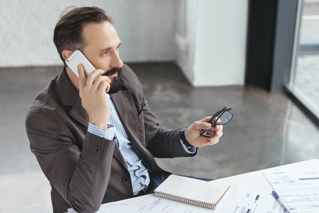 businessman-office-talking-phone.jpg телефон