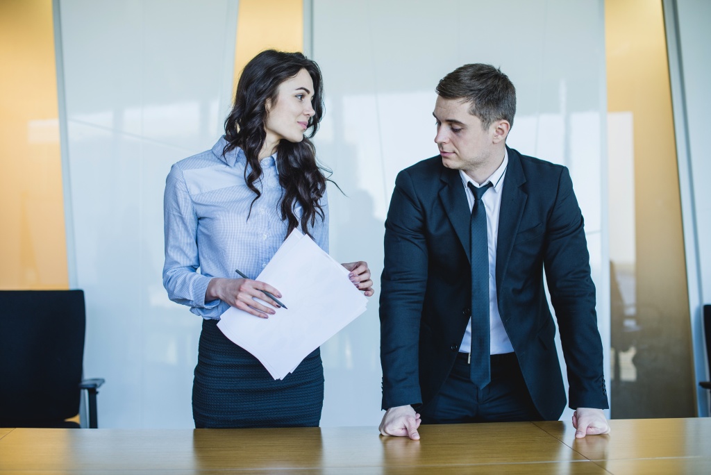 managers-standing-front-desk.jpg работники