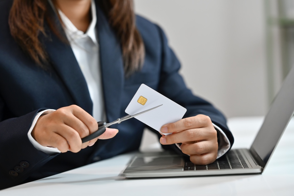 woman-cutting-credit-card-with-scissors-at-her-wor-2023-11-27-05-11-28-utc.jpg женщина режет кредитку