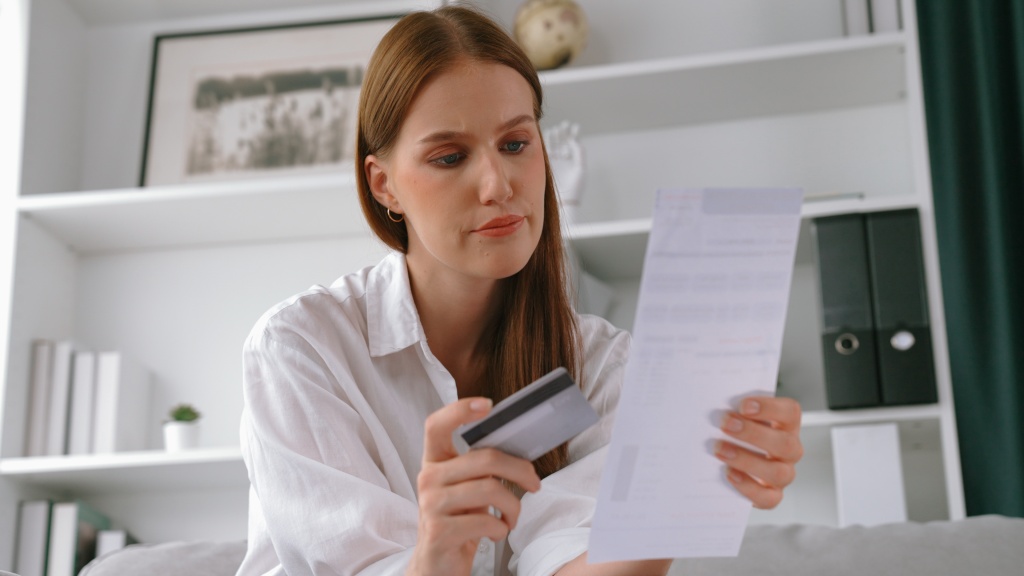 stressed-young-woman-has-financial-problems-credit-card-debt-pay-prim.jpg чек