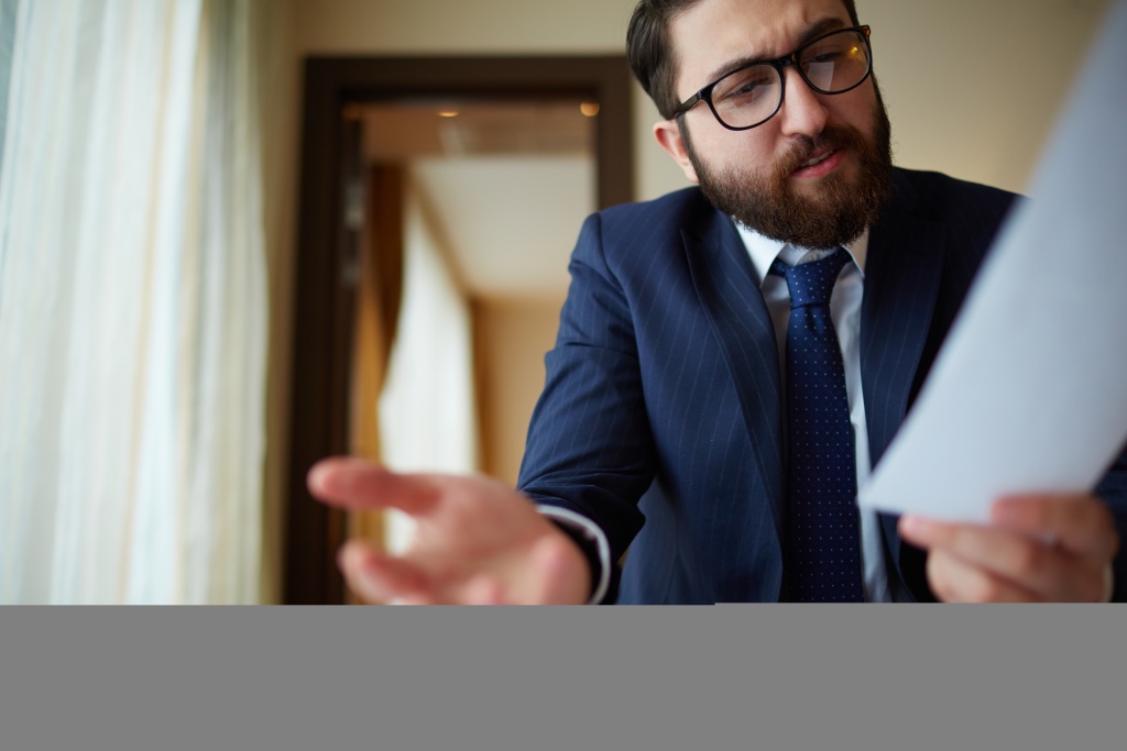 close-up-businessman-holding-paper-his-office.jpg очки