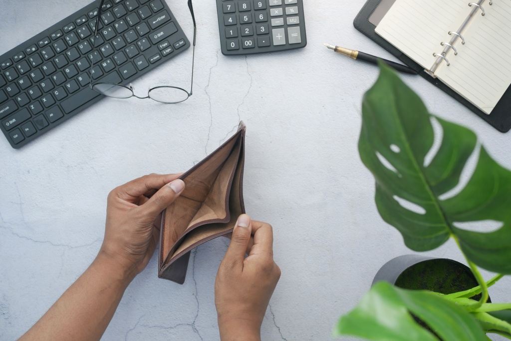 top-view-of-man-hand-open-an-empty-wallet-on-table-2023-11-27-05-16-07-utc.jpg пустой кошелек