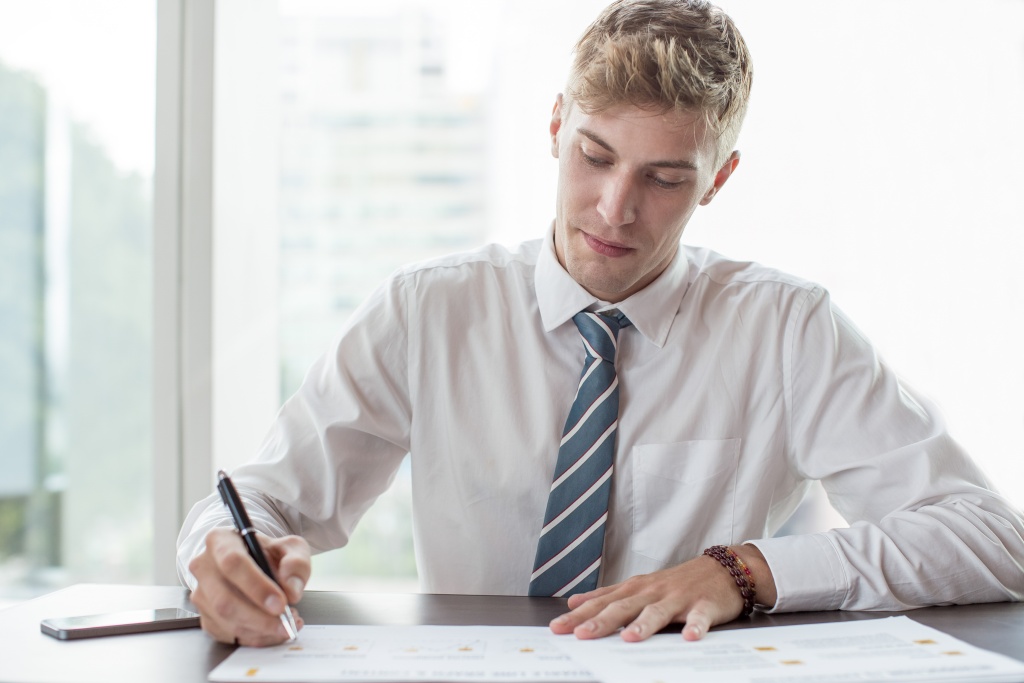 serious-business-man-working-with-diagrams.jpg галстук