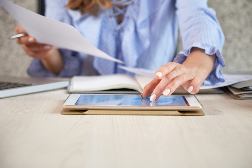 mid-section-unrecognizable-woman-working-with-tablet-pc-office-desk.jpg планшет