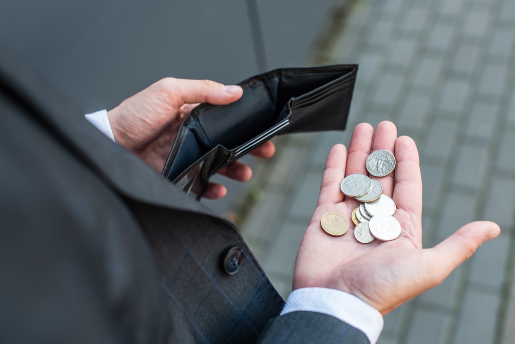 cropped-view-of-poor-businessman-with-coins-on-pal-2023-11-27-04-54-51-utc.jpg монеты на ладони