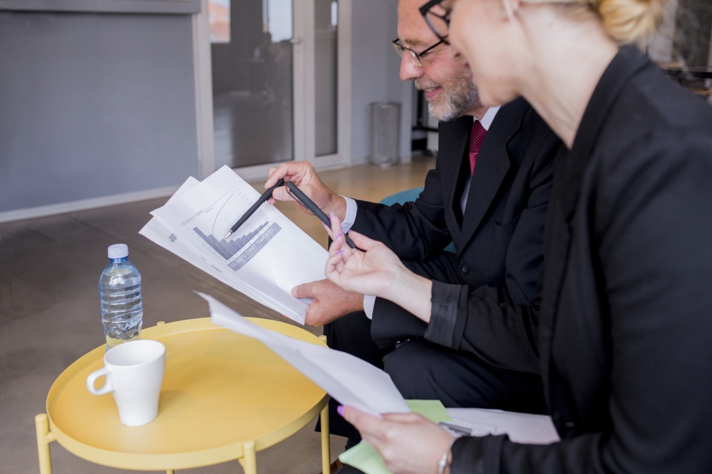 business-man-woman-sitting-desk-talking-about-reports-finance.jpg очки